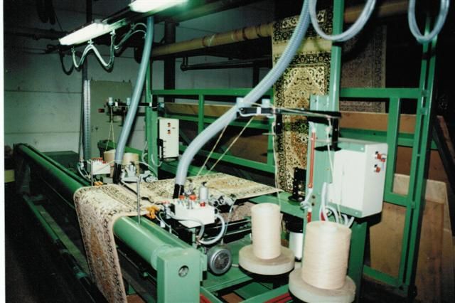 Automatic longitudinal overedging machine for carpets.